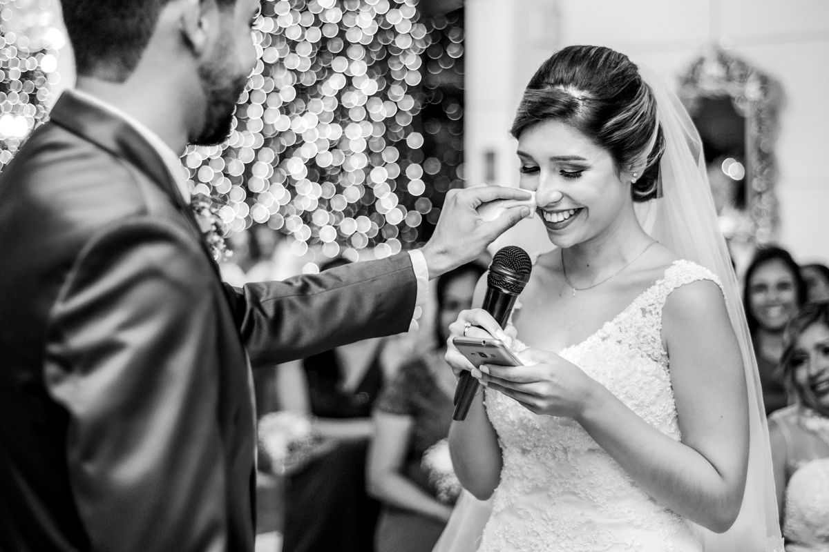 Fotografia dos noivos no altar fazendo os votos de casamento realizado no Sítio Martins Eventos, em Cosmos, RJ.