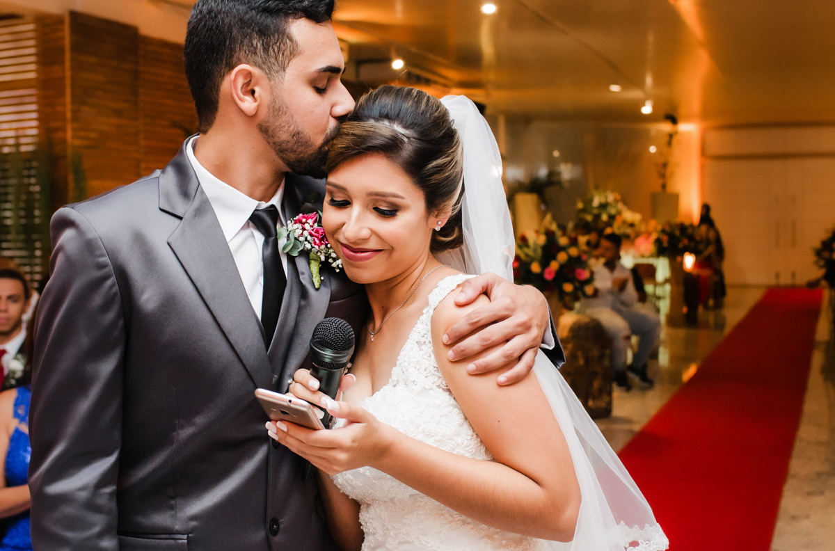 Fotografia dos noivos no altar fazendo os votos de casamento realizado no Sítio Martins Eventos, em Cosmos, RJ.