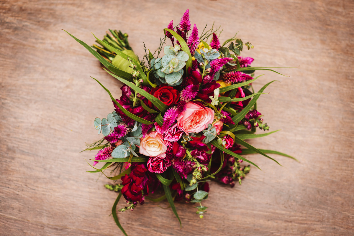 Fotografia do buquê da noiva, registrada no making of, realizado no Sítio Martins Eventos, em Cosmos, RJ.