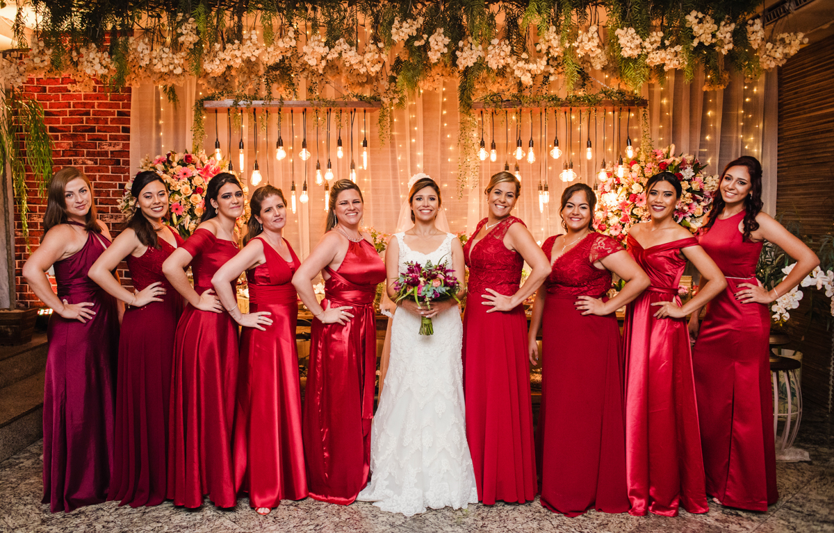 Fotografia das madrinhas e noiva. casamento realizado no Sítio Martins Eventos, em Cosmos, RJ.