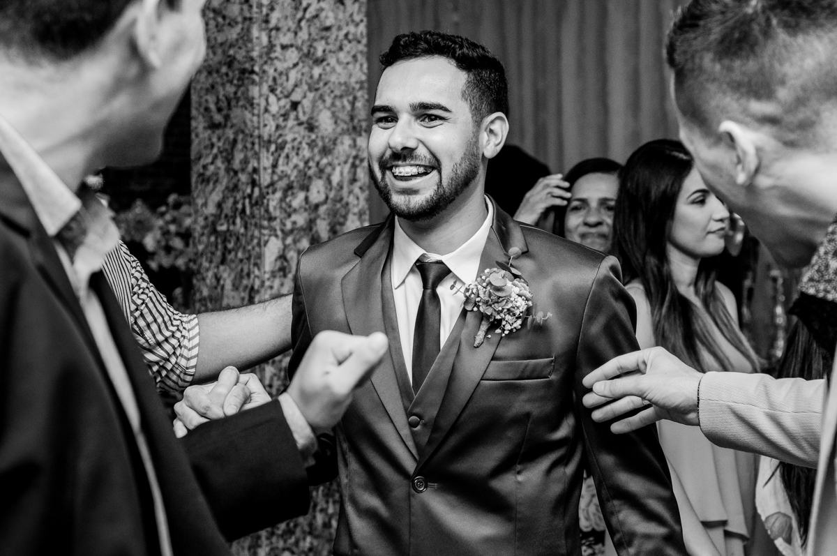 Fotografia do noivo em festa de casamento realizado no Sítio Martins Eventos, em Cosmos, RJ.