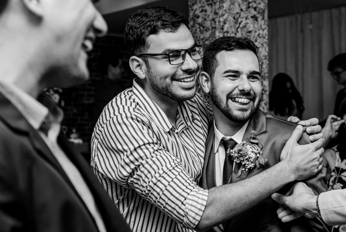 Fotografia do noivo em festa de casamento realizado no Sítio Martins Eventos, em Cosmos, RJ.