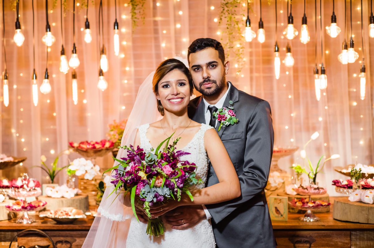 Fotografia dos noivos em festa de casamento realizado no Sítio Martins Eventos, em Cosmos, RJ.