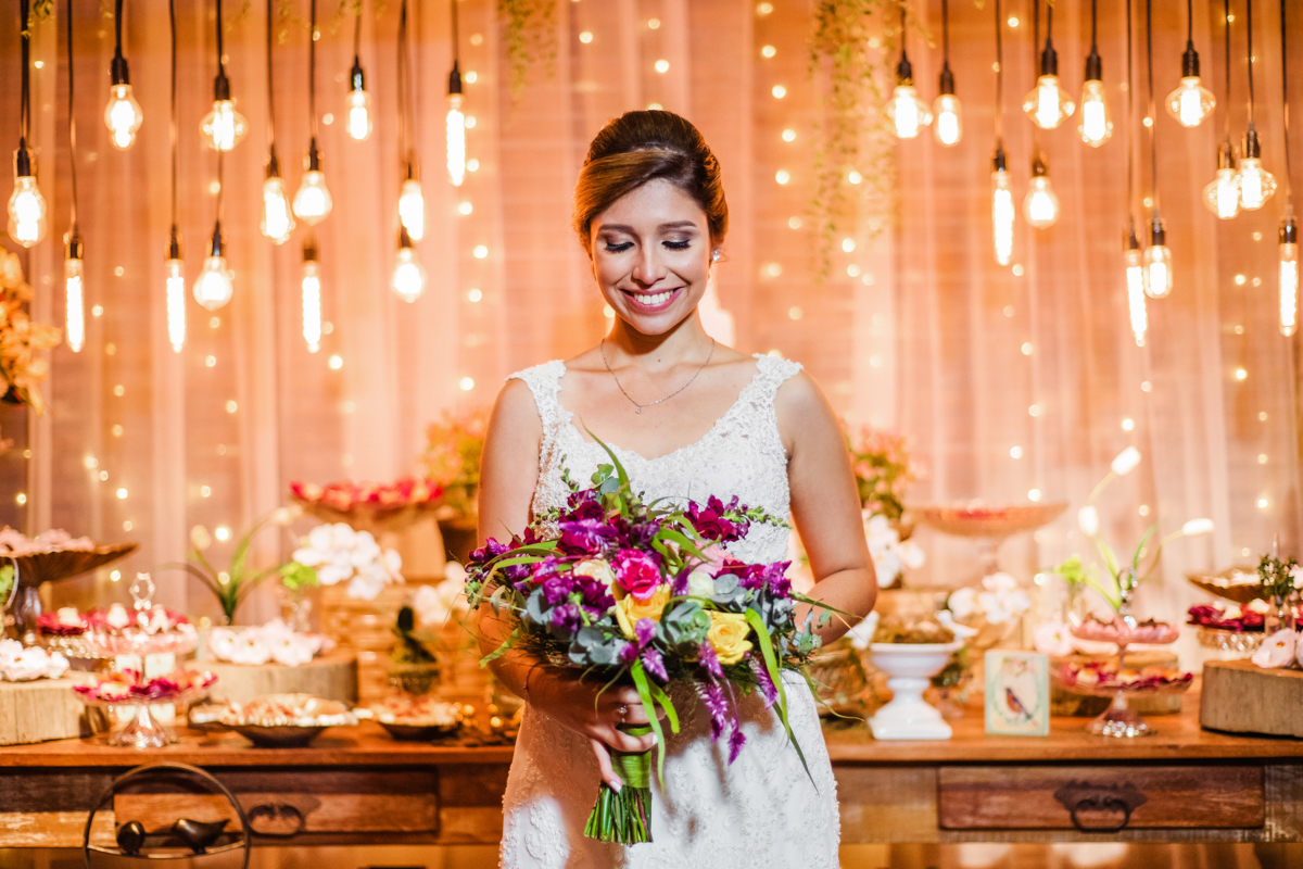 Fotografia da noiva  em festa de casamento realizado no Sítio Martins Eventos, em Cosmos, RJ.