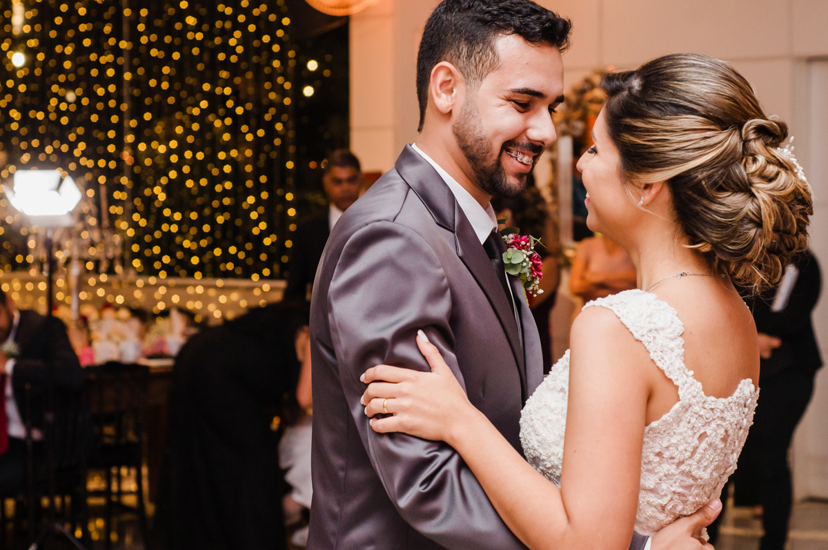 Fotografia dos noivos na pista de dança em festa de casamento realizado no Sítio Martins Eventos, em Cosmos, RJ.