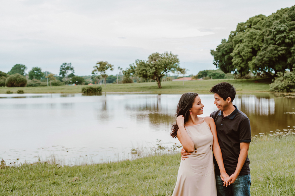 Ensaio Fotográfico do casal Yasmin e Altino, realizado em Seropédica, RJ. Pré Wedding no campo