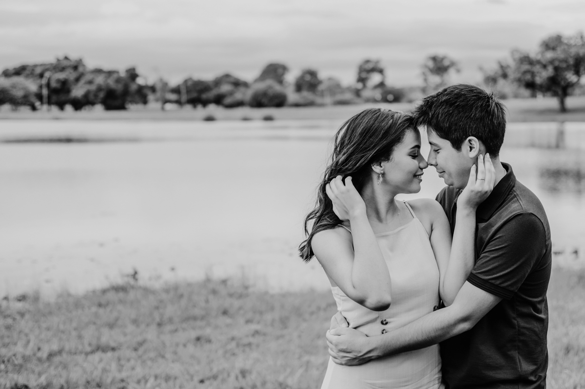 Ensaio Fotográfico do casal Yasmin e Altino, realizado em Seropédica, RJ. Pré Wedding no campo