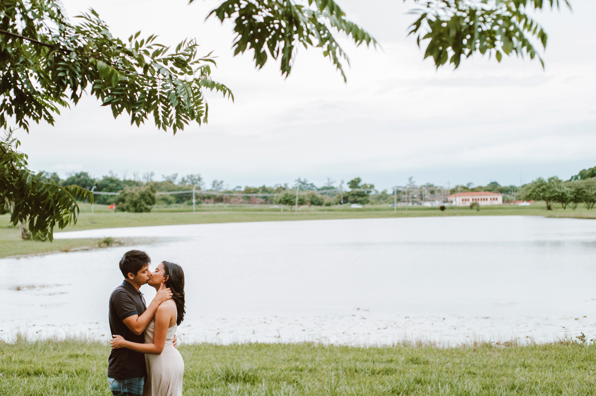 Ensaio Fotográfico do casal Yasmin e Altino, realizado em Seropédica, RJ. Pré Wedding no campo