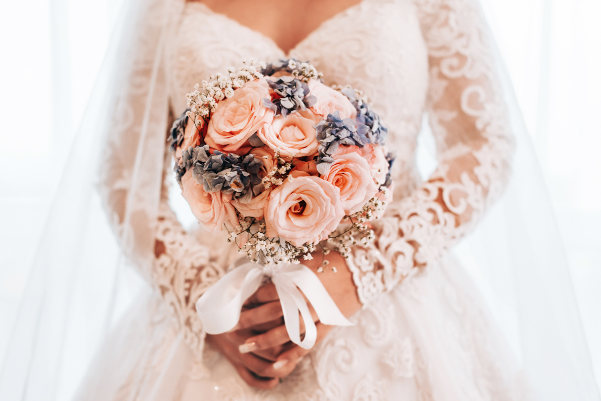 Fotografia da noiva Mariana segurando o buquê em seu making of, realizado no Hotel Mercure, em Nova Iguaçu, RJ.