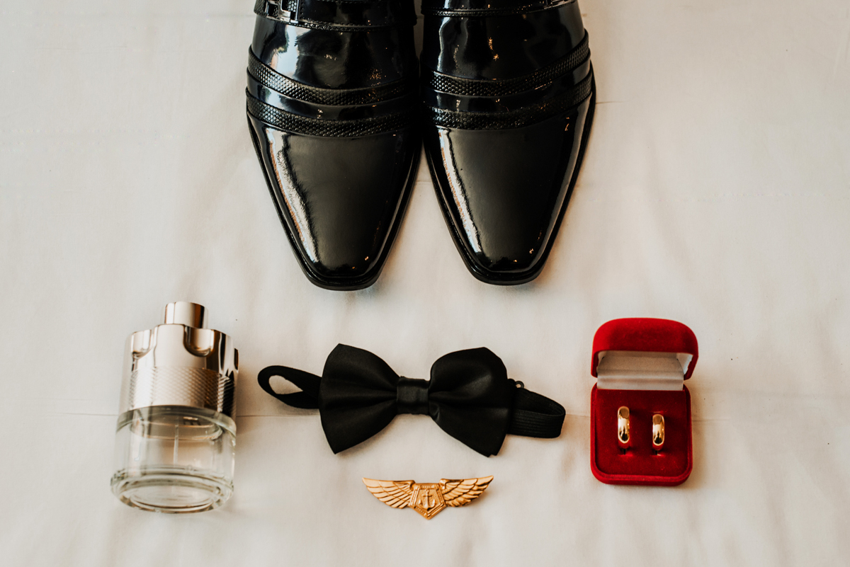 Fotografia dos acessórios do noivo Matheus, em seu making of, realizado no Hotel Mercure, em Nova Iguaçu, RJ.