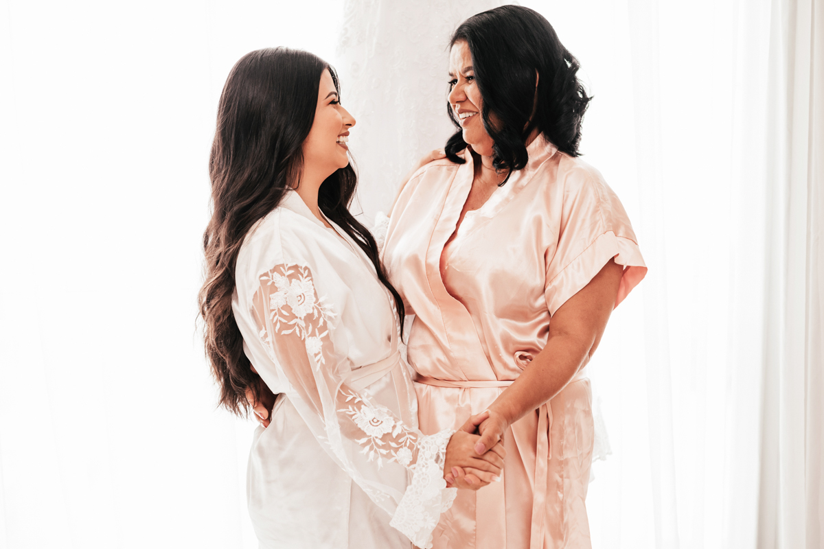 Fotografia do noiva e mãe da noiva, em making of, realizado no Hotel Mercure, em Nova Iguaçu, RJ.