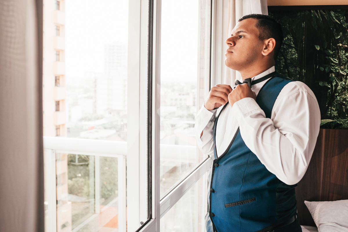 Fotografia do noivo Matheus, em seu making of, realizado no Hotel Mercure, em Nova Iguaçu, RJ.