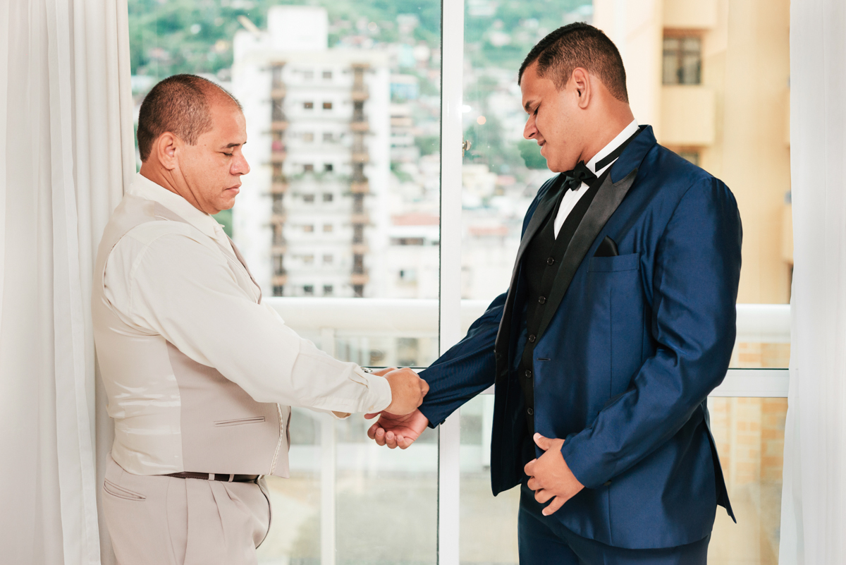 Fotografia do noivo Matheus e seu pai, em seu making of, realizado no Hotel Mercure, em Nova Iguaçu, RJ.