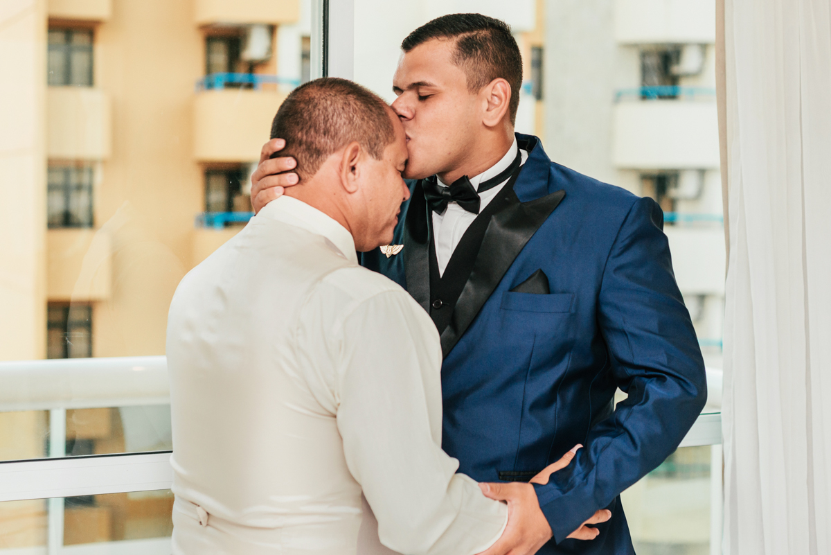 Fotografia do noivo Matheus e seu pai, em seu making of, realizado no Hotel Mercure, em Nova Iguaçu, RJ.