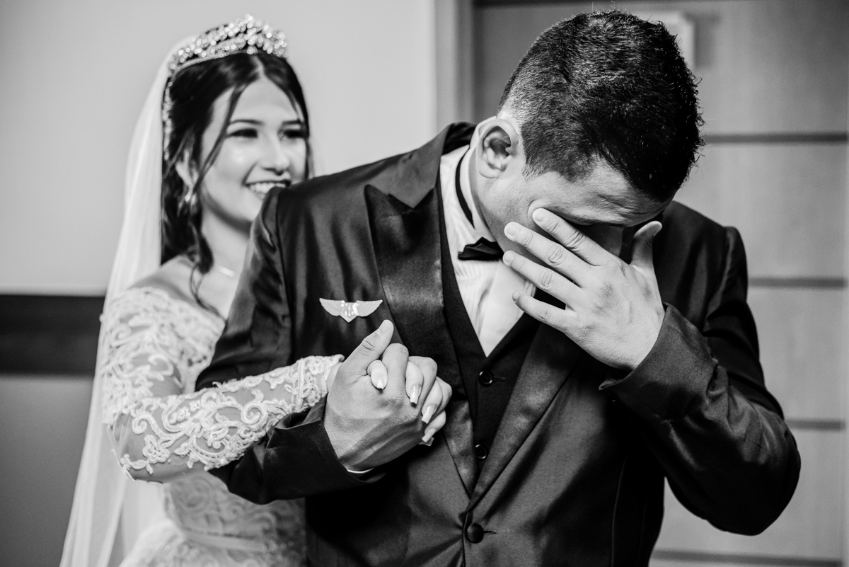 Fotografia de First touch da noiva Mariana e do noivo Matheus, em corredor do hotel, em seu making of, realizado no Hotel Mercure, em Nova Iguaçu, RJ.