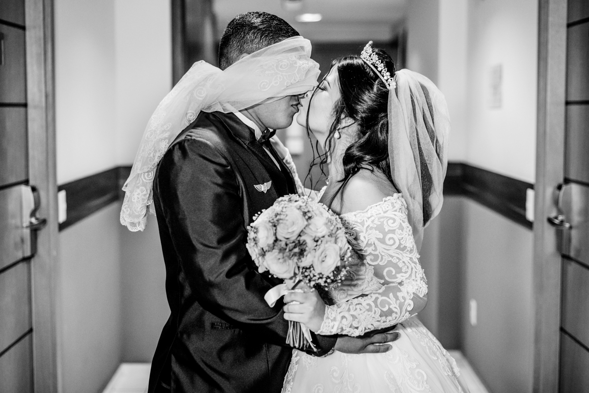 Fotografia de First touch da noiva Mariana e do noivo Matheus, em corredor do hotel, em seu making of, realizado no Hotel Mercure, em Nova Iguaçu, RJ.