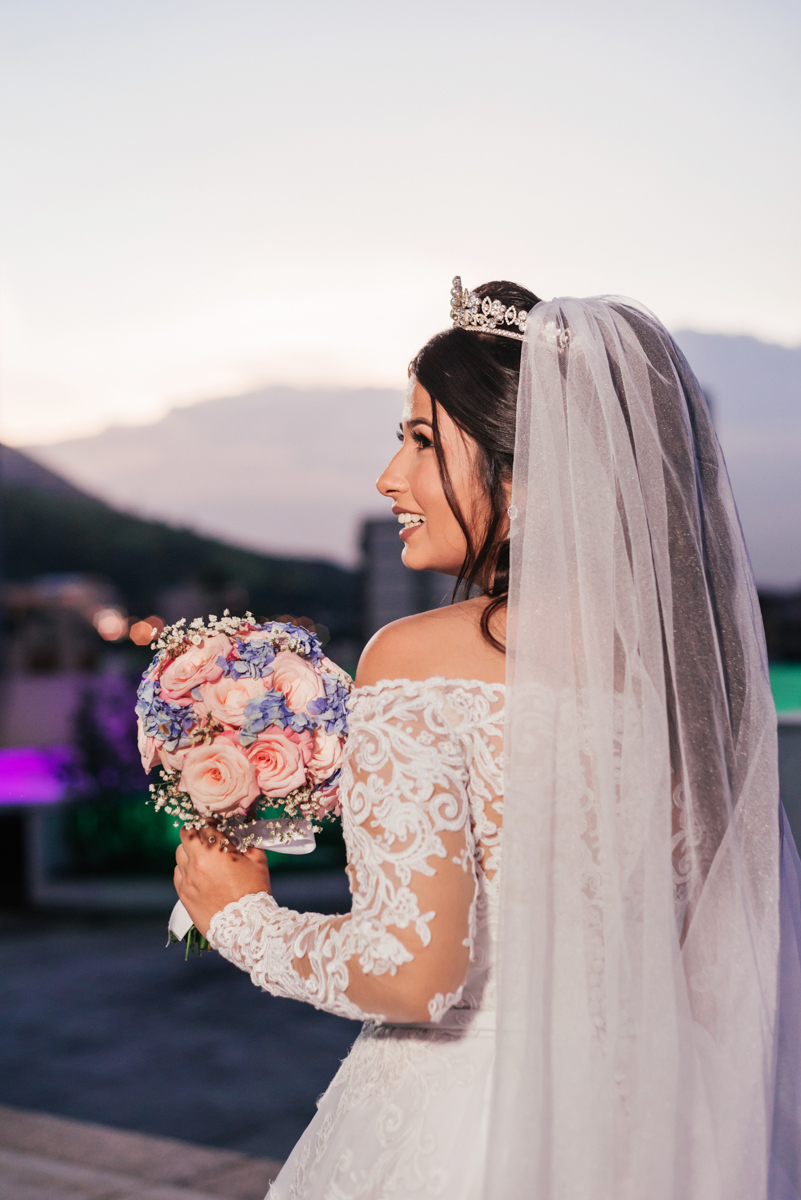 Fotografia da noiva Mariana em seu making of, realizado no Hotel Mercure, em Nova Iguaçu, RJ.