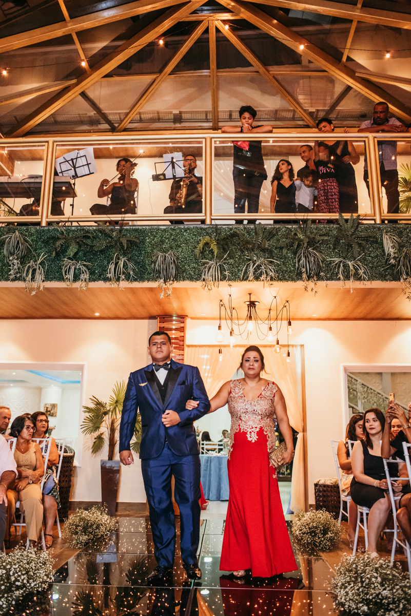 Fotografia da entrada do noivo em cerimônia de casamento de Mariana e Matheus realizada na Casa de Festas Espaço Kieza, em Nova Iguaçu, RJ
