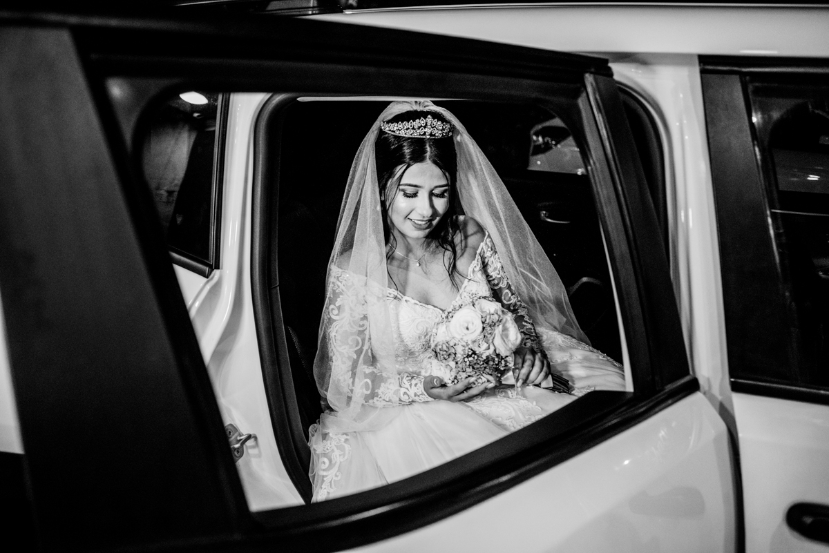 Fotografia da noiva no carro, em cerimônia de casamento de Mariana e Matheus realizada na Casa de Festas Espaço Kieza, em Nova Iguaçu, RJ