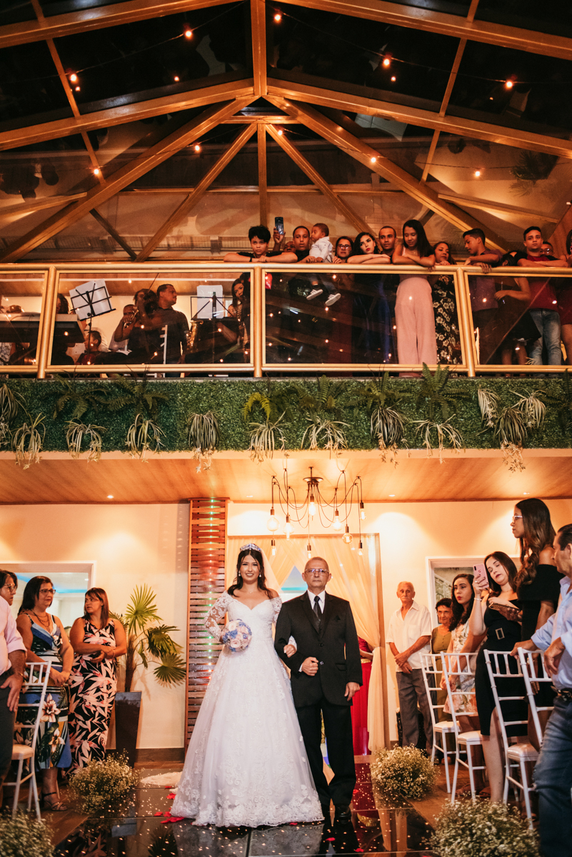 Fotografia da entrada da noiva em cerimônia de casamento de Mariana e Matheus realizada na Casa de Festas Espaço Kieza, em Nova Iguaçu, RJ