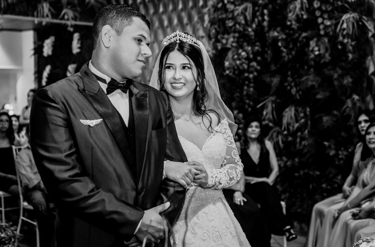 Fotografia dos noivos no altar em cerimônia de casamento de Mariana e Matheus realizada na Casa de Festas Espaço Kieza, em Nova Iguaçu, RJ