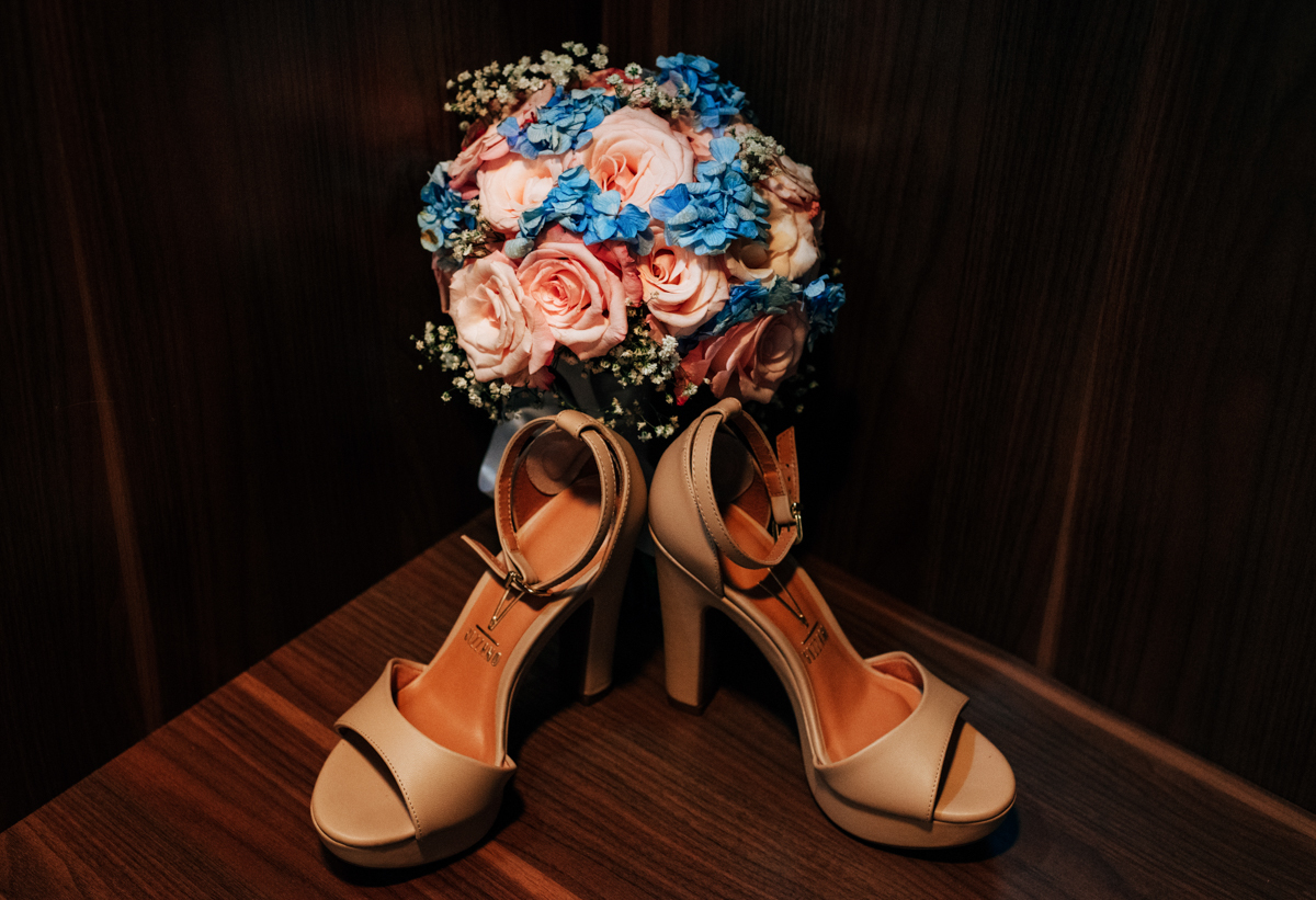 Fotografia do buquê e sapato da noiva, no making of da Mariana, realizado no Hotel Mercure, em Nova Iguaçu, RJ.