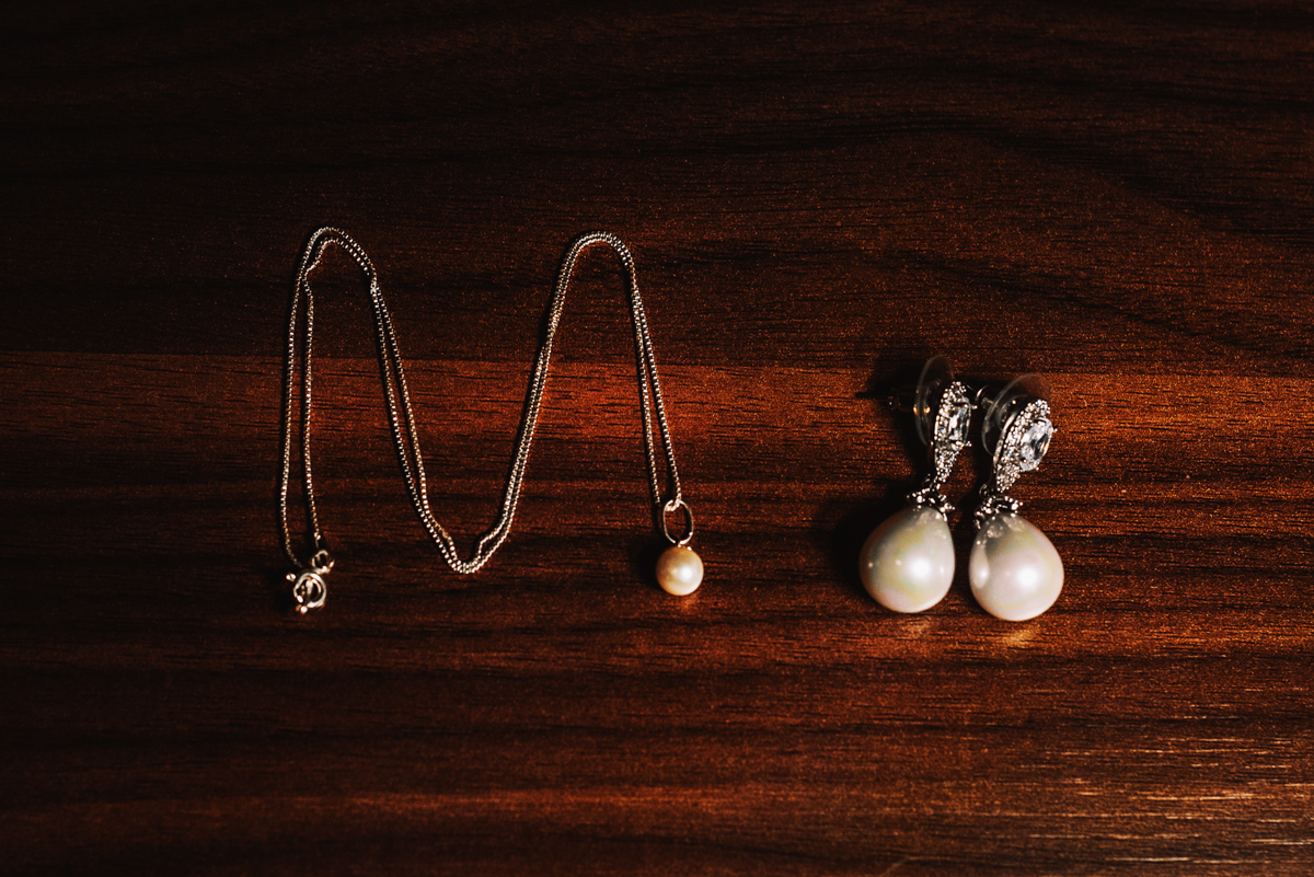 Fotografia de brincos e acessórios da noiva, no making of da Mariana, realizado no Hotel Mercure, em Nova Iguaçu, RJ.