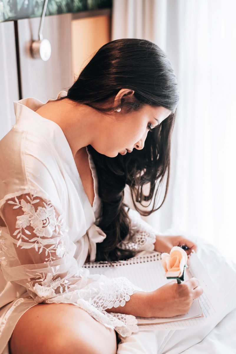 Fotografia da noiva escrevendo seus votos, no making of da Mariana, realizado no Hotel Mercure, em Nova Iguaçu, RJ.