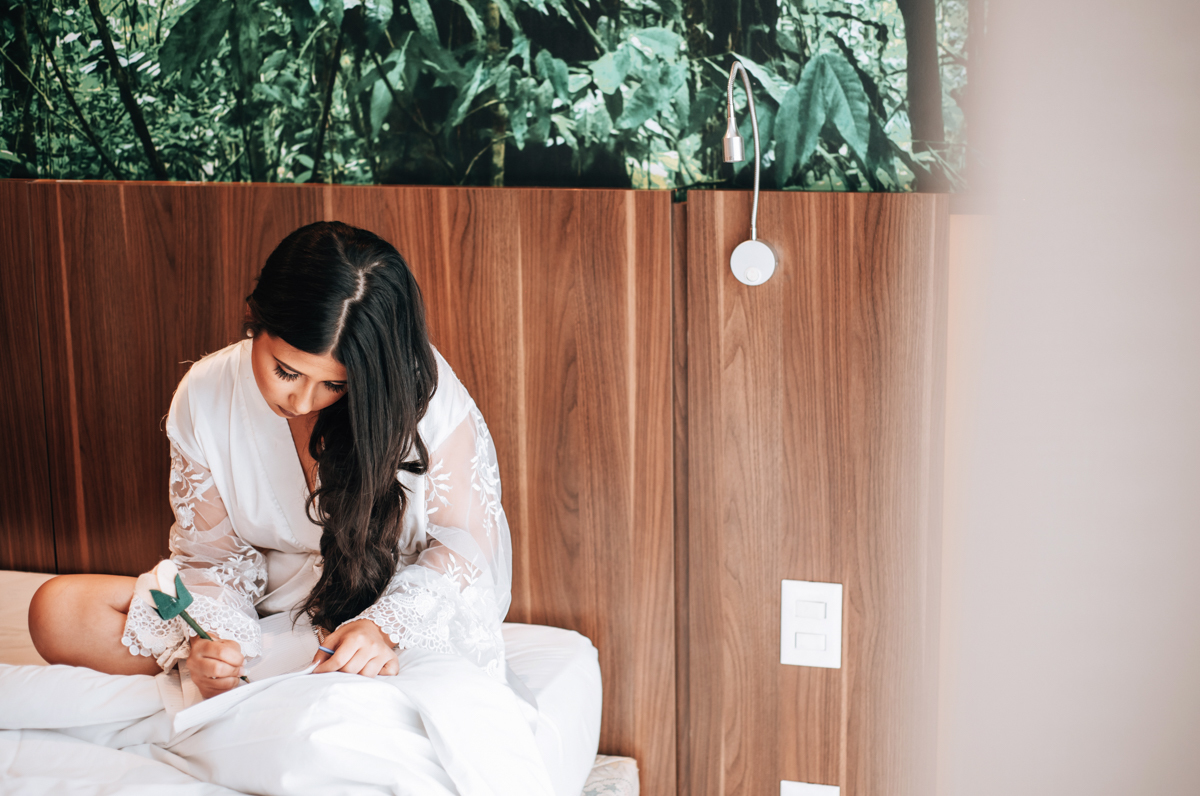 Fotografia da noiva escrevendo seus votos, no making of da Mariana, realizado no Hotel Mercure, em Nova Iguaçu, RJ.