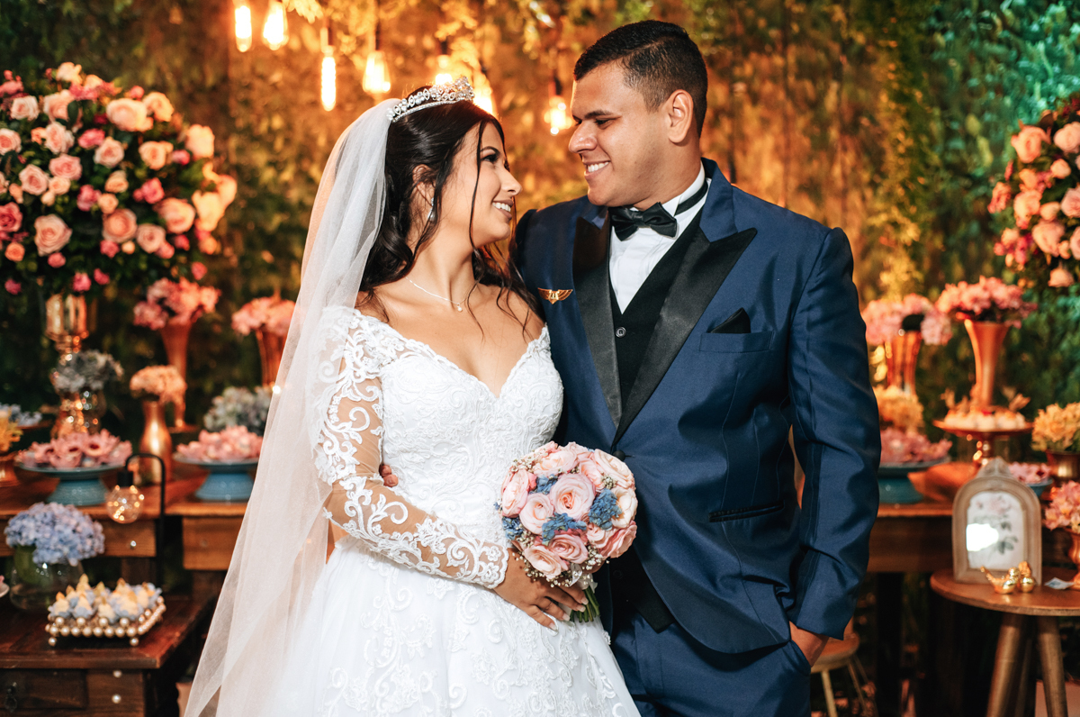 Fotografia dos noivos Mariana e Matheus, realizada na Casa de Festas Espaço Kieza, em Nova Iguaçu, RJ