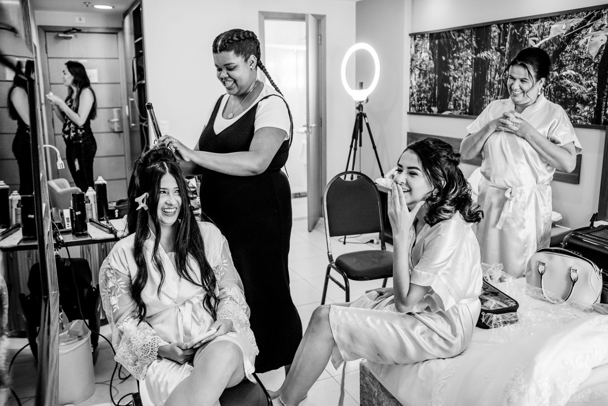 Fotografia do dia de noiva e making of da Mariana, realizado no Hotel Mercure, em Nova Iguaçu, RJ.