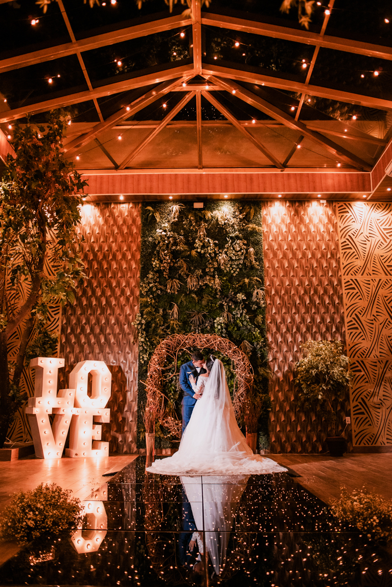 Fotografia dos noivos Mariana e Matheus, realizada na Casa de Festas Espaço Kieza, em Nova Iguaçu, RJ