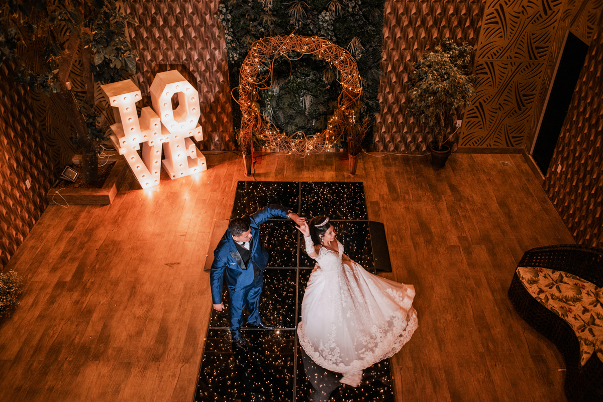 Fotografia dos noivos Mariana e Matheus, realizada na Casa de Festas Espaço Kieza, em Nova Iguaçu, RJ