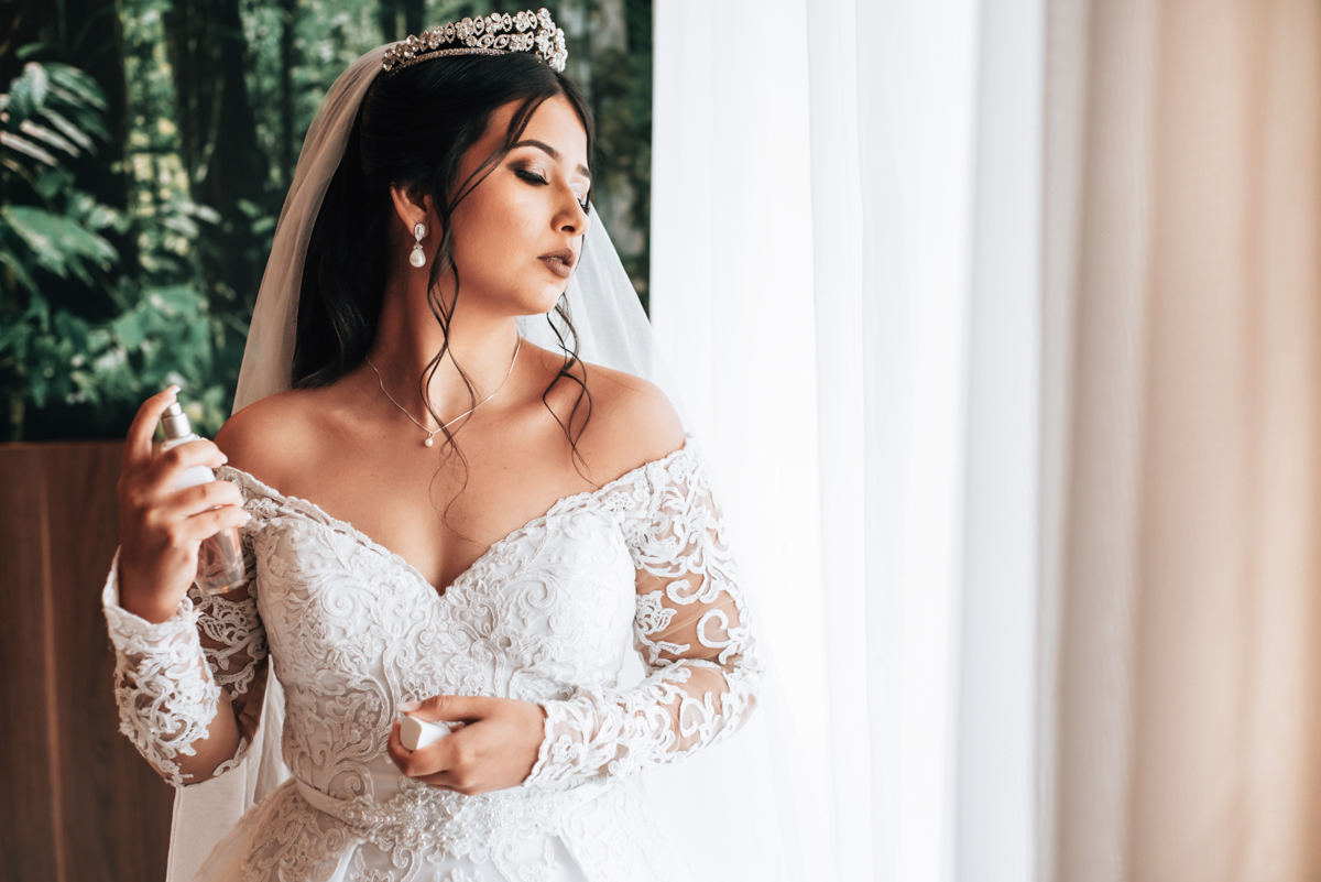 Fotografia da noiva Mariana em seu making of, colocando perfume. realizado no Hotel Mercure, em Nova Iguaçu, RJ.