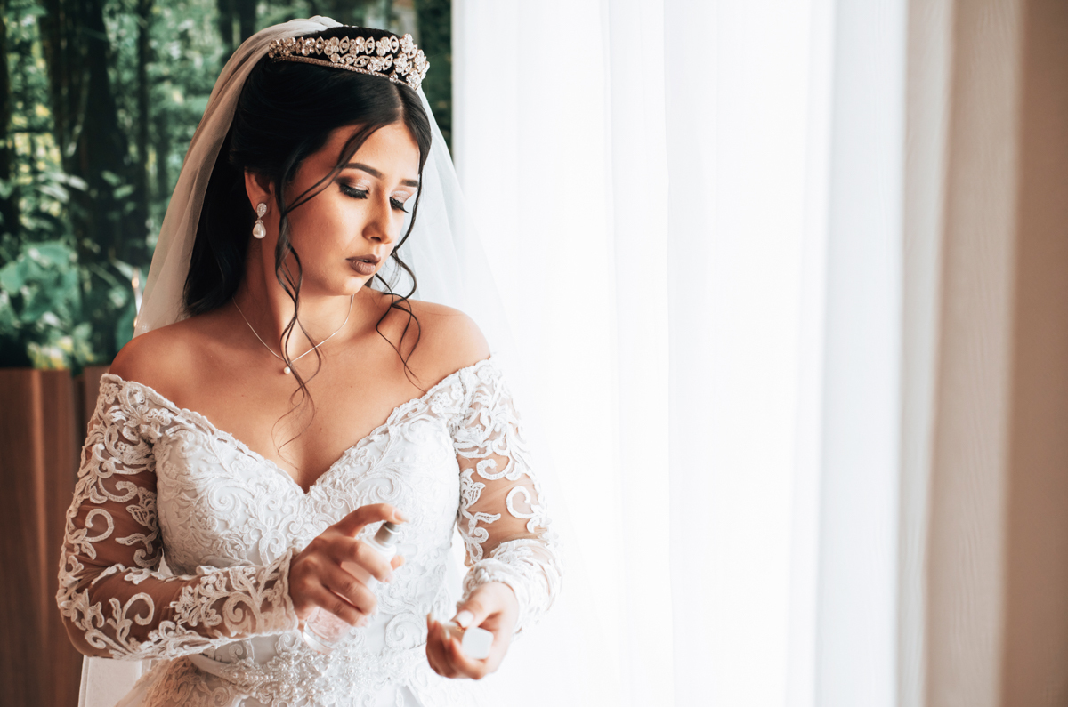 Fotografia da noiva Mariana em seu making of, colocando perfume. realizado no Hotel Mercure, em Nova Iguaçu, RJ.