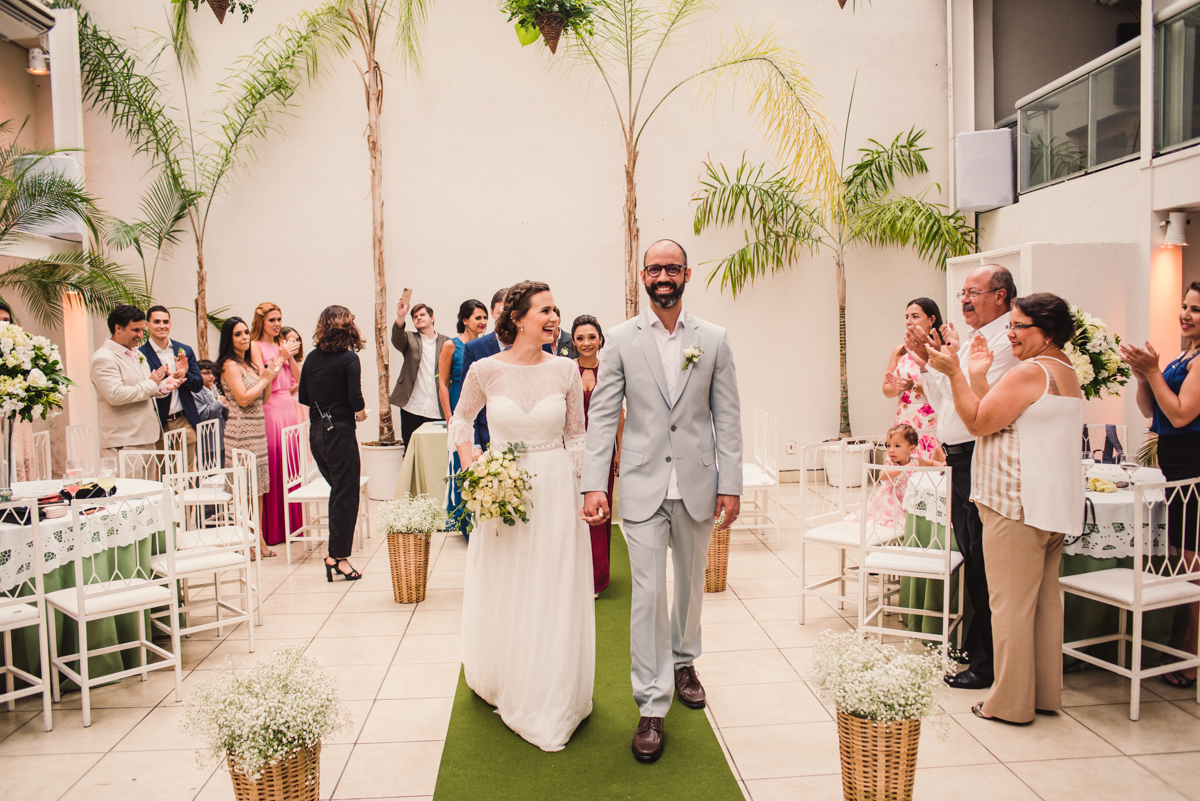 Fotografia da saída dos noivos, na cerimônia de casamento de Giuliana e Thales, realizado na Casa de Festas Caravelas Eventos, em Botafogo, Rio de Janeiro.