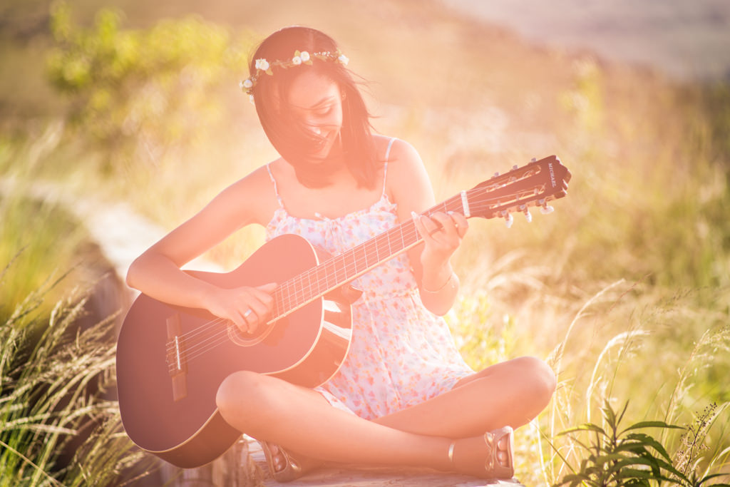 a música é uma paixão e sendo assim o violão não poderia faltar, Isabelly e seu violão com um lindo por do sol no Juquinha na serra do cipo
