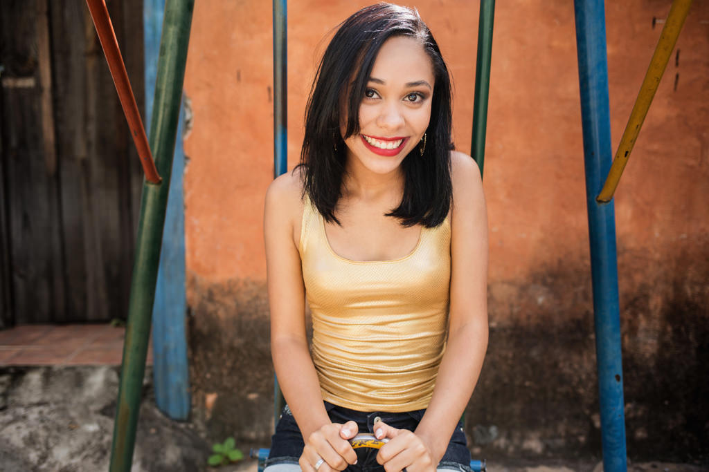 brincar também faz parte da comemoração dessa fase, e isabelly se divertindo no balanço