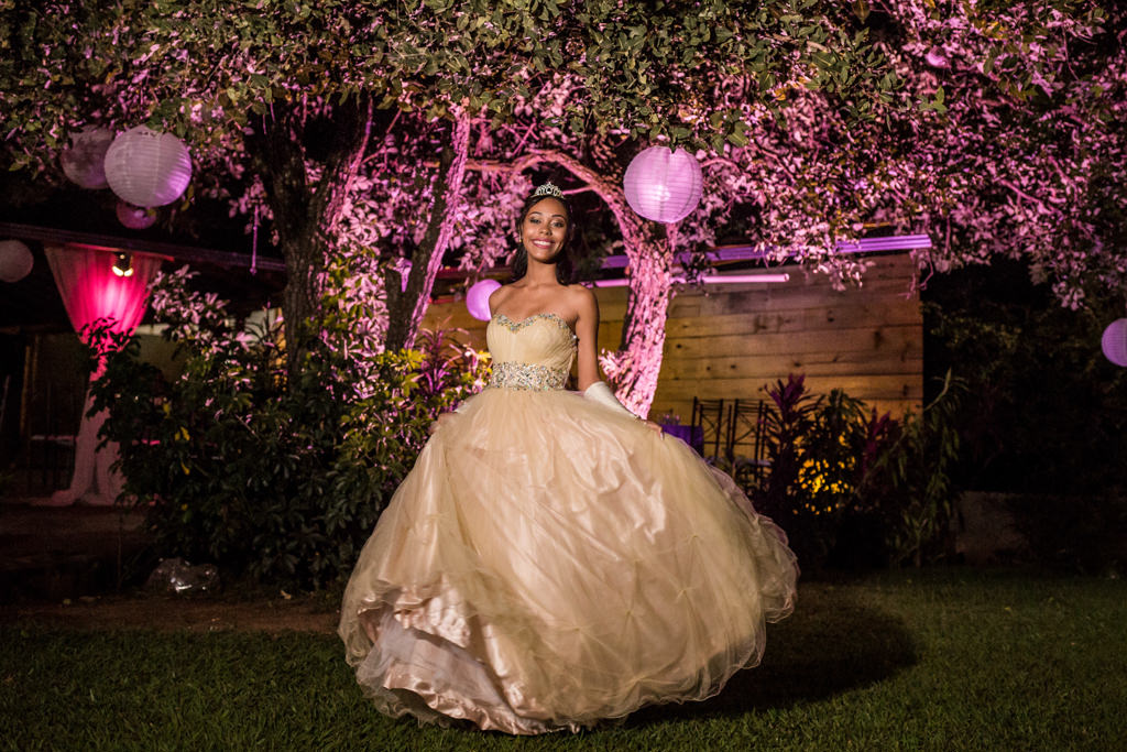 com vestido de princesa Isabelly nos seus 15 anos todo o charme e carisma, festa no espaço Villa Maria em sete lagoas