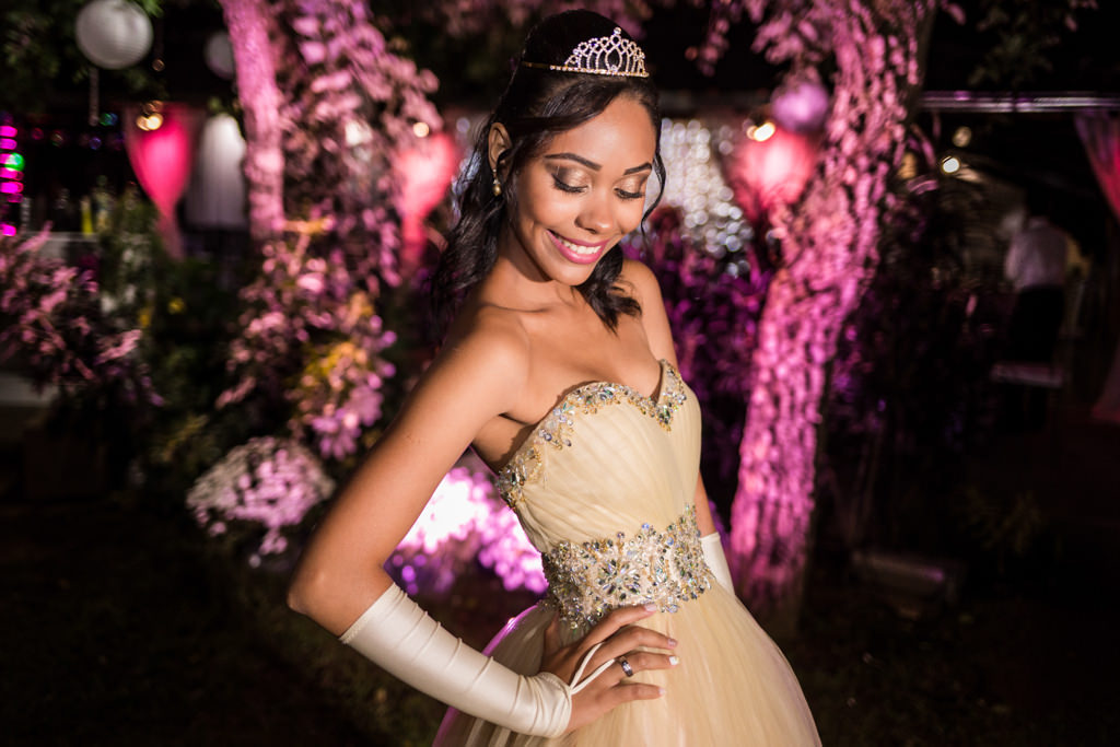 com uma linda coroa de princesa isabelly posando para as fotos