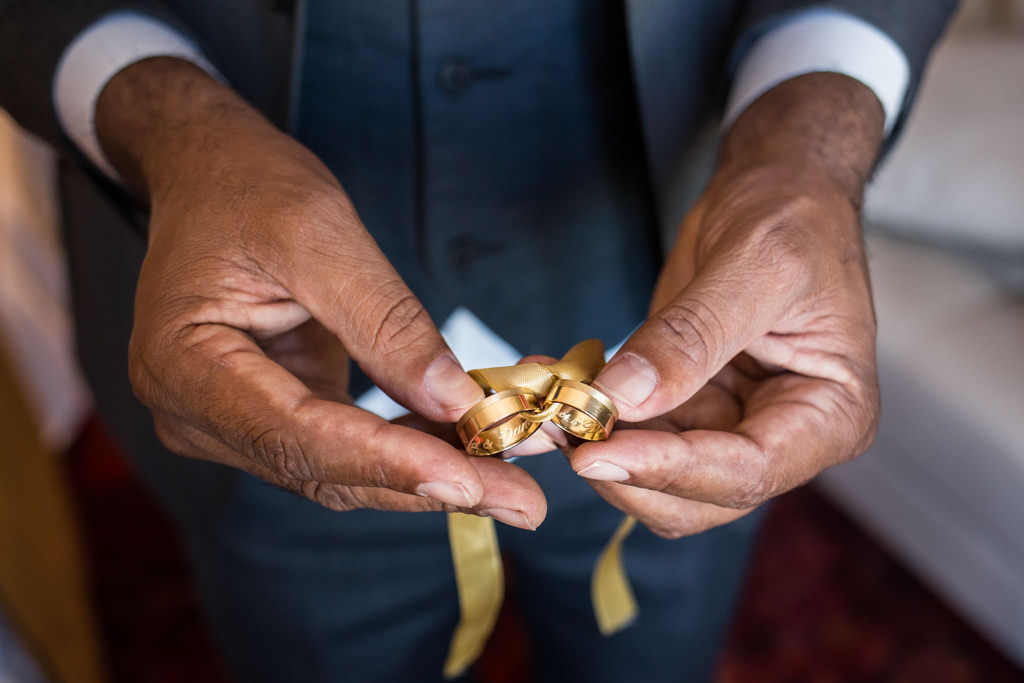 o noivo Daniel segurando as alianças, que sua cachorra Jolie vai levar ao atar