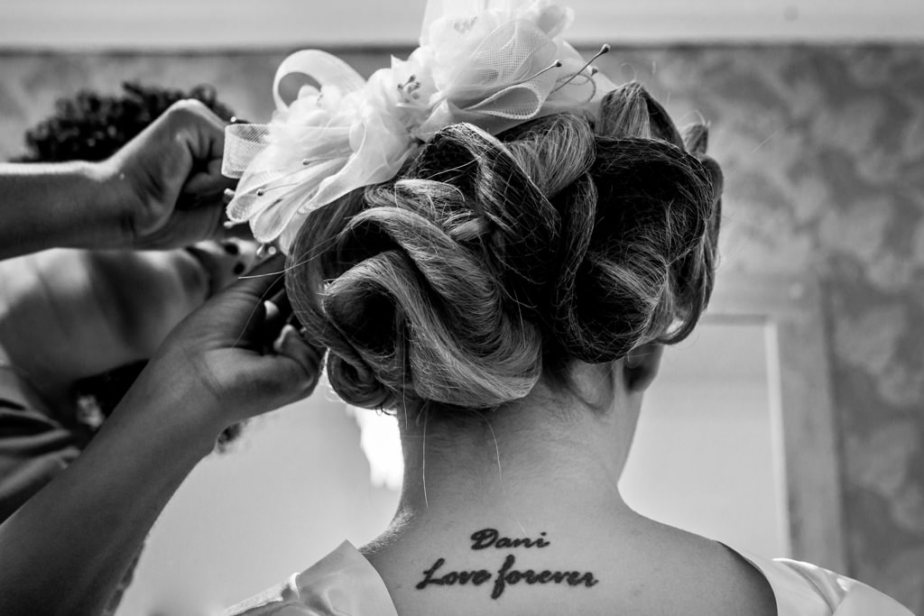 Making of da noiva Luciana com um peteado clássico, e no pescoço a tatuagem Dani Love Forever