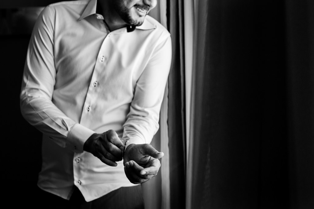 Daniel arrumando sua camisa durante o making of