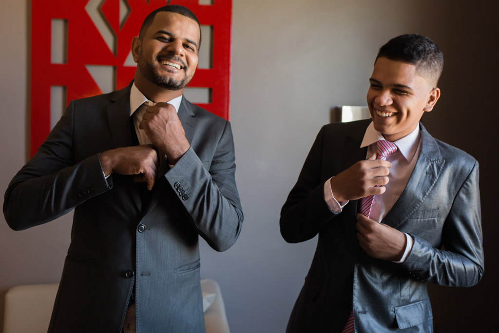 Finalizando o making of Daniel e seu filho arrumando a gravata clima de descontração