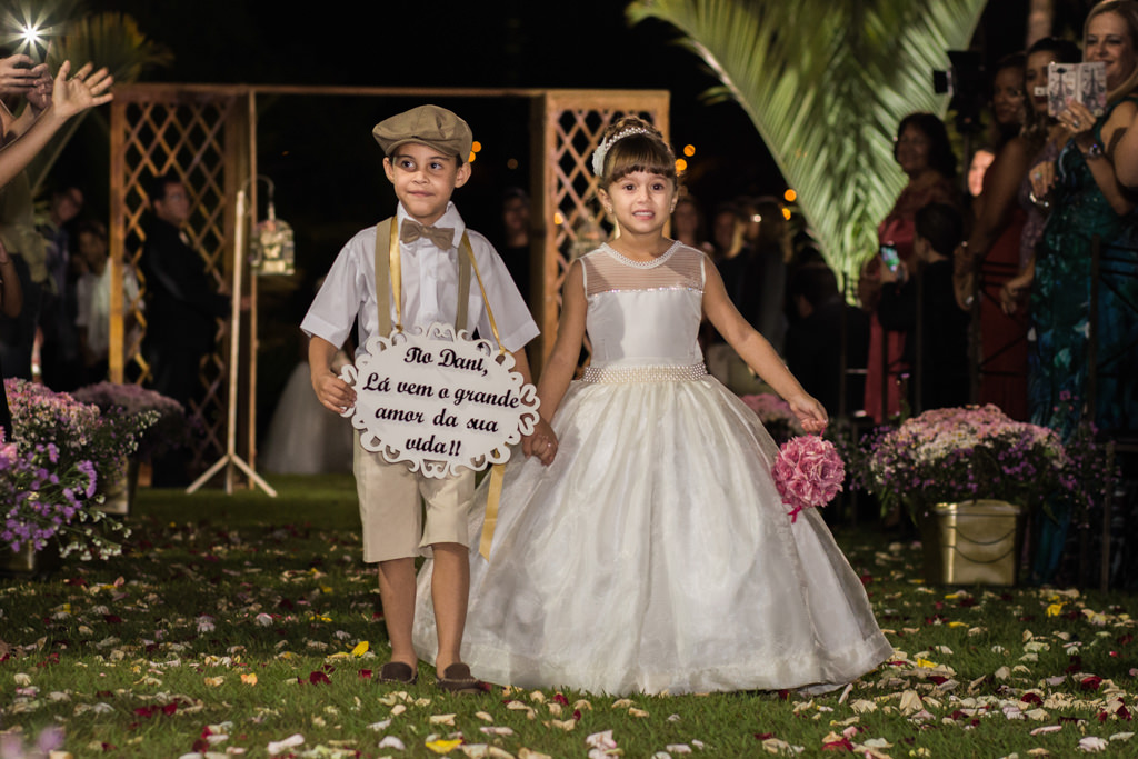 A entrada dos pagéns e da daminha uma fofura só