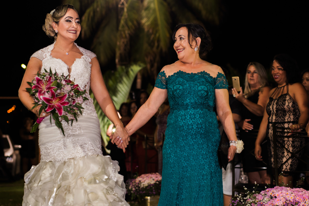 a entrada triunfante da noiva Luciana com sua mãe momento de muita alegria
