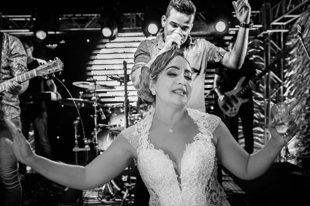 Sob o som de Tulio e Willian, Luciana dançando e cantando