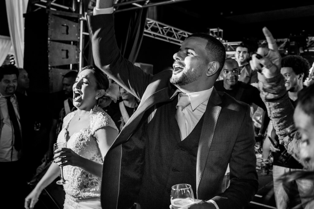os noivos aproveitando bastante a festa sob o som da banda fator R3