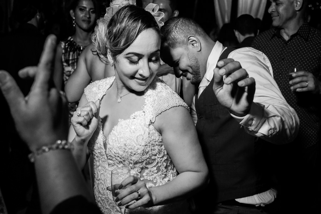 caindo no samba os noivos na festa