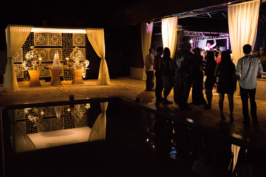 já no final da festa a linda mesa de bolo e poucas luzes